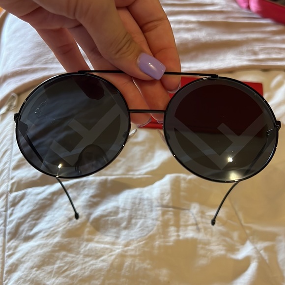 FENDI SUNGLASSES - Picture 3 of 3
